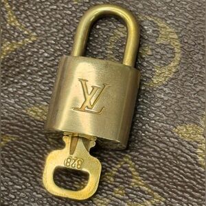 LOUIS VUITTON #323 LOCK & KEY 🔐